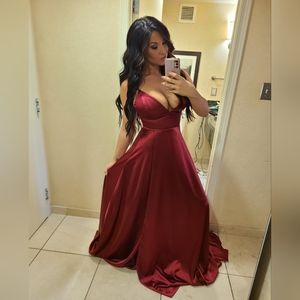 Absolutely stunning custom Ruru gown by A&N Luxe in burgundy. Size small.